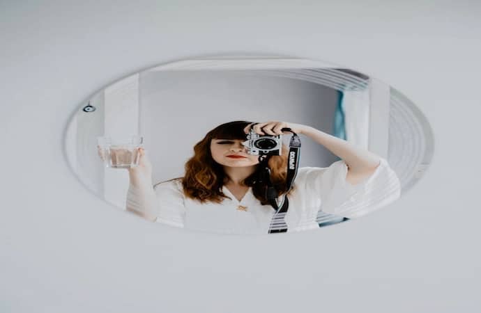 A girl holding a camara