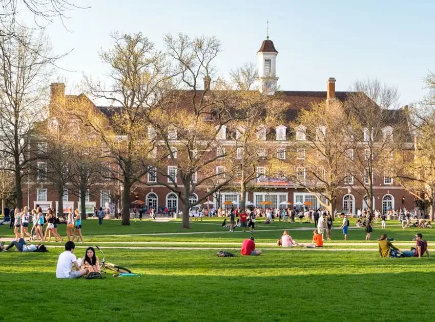 Living on Campus Vs Living off-campus: 10 Pros and Cons