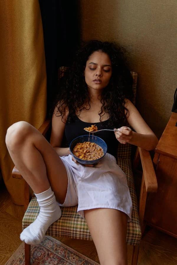 4 Signs You Are Lonely In Life, Even Though You Have Friends 5 4 Signs You Are Lonely In Life, Even Though You Have Friends: She is eating and lonely