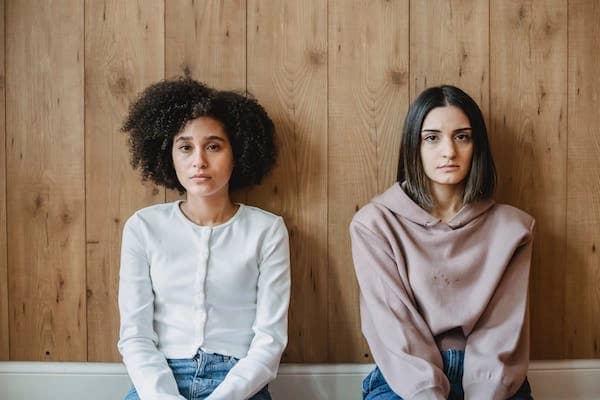 4 Signs You Are Lonely In Life, Even Though You Have Friends 4 4 Signs You Are Lonely In Life, Even Though You Have Friends: Girls who are lonely